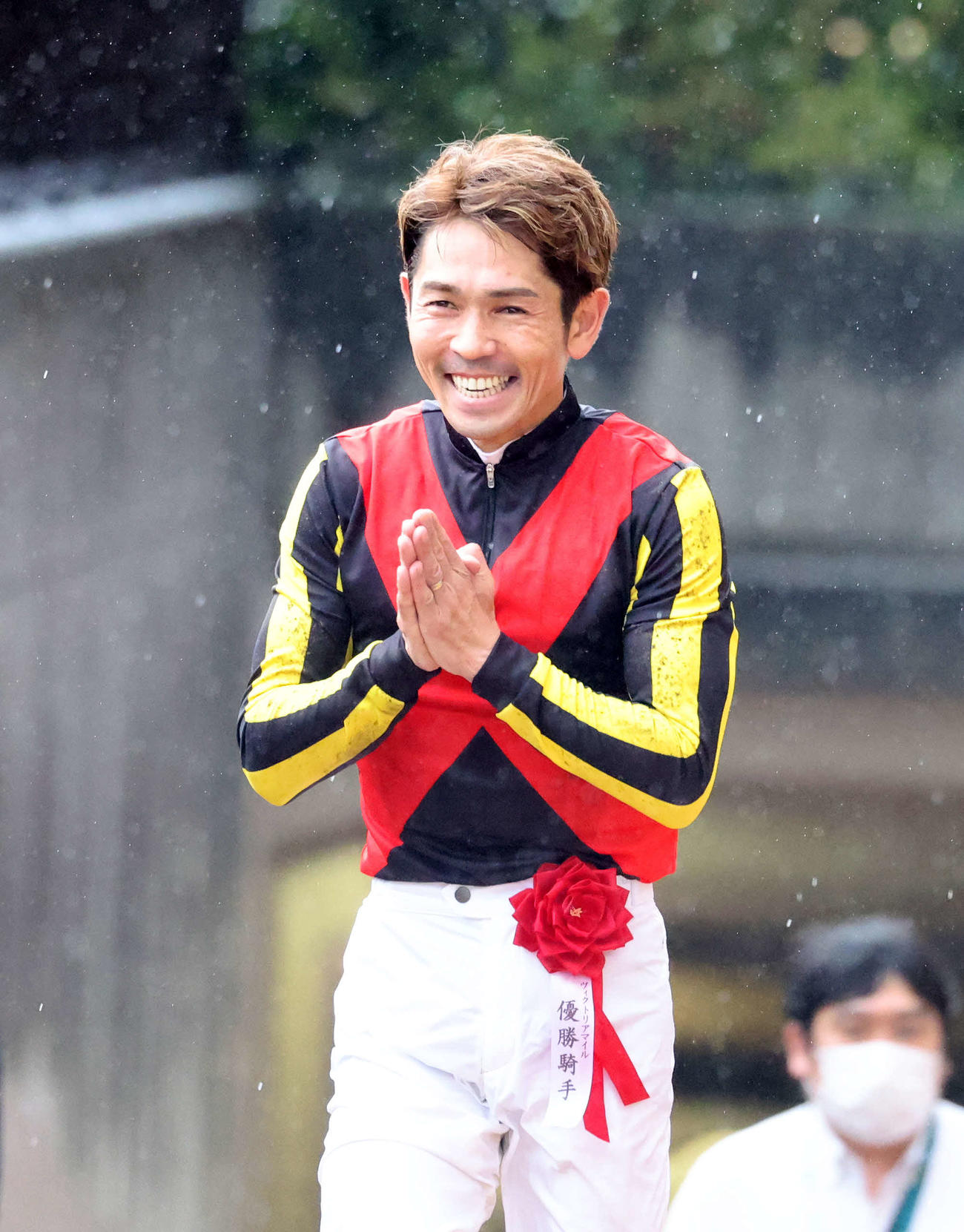 ヴィクトリアマイルを制し笑顔を見せる戸崎圭太騎手（撮影・鈴木正人）