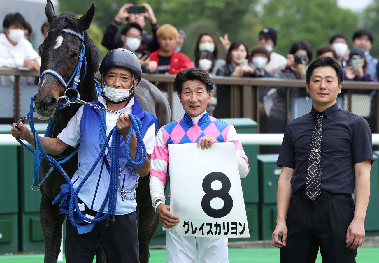 東京1R、3歳未勝利戦を制したグレイスカリヨンの口取りをする柴田善騎手（中央）と堀内師（撮影・丹羽敏通）