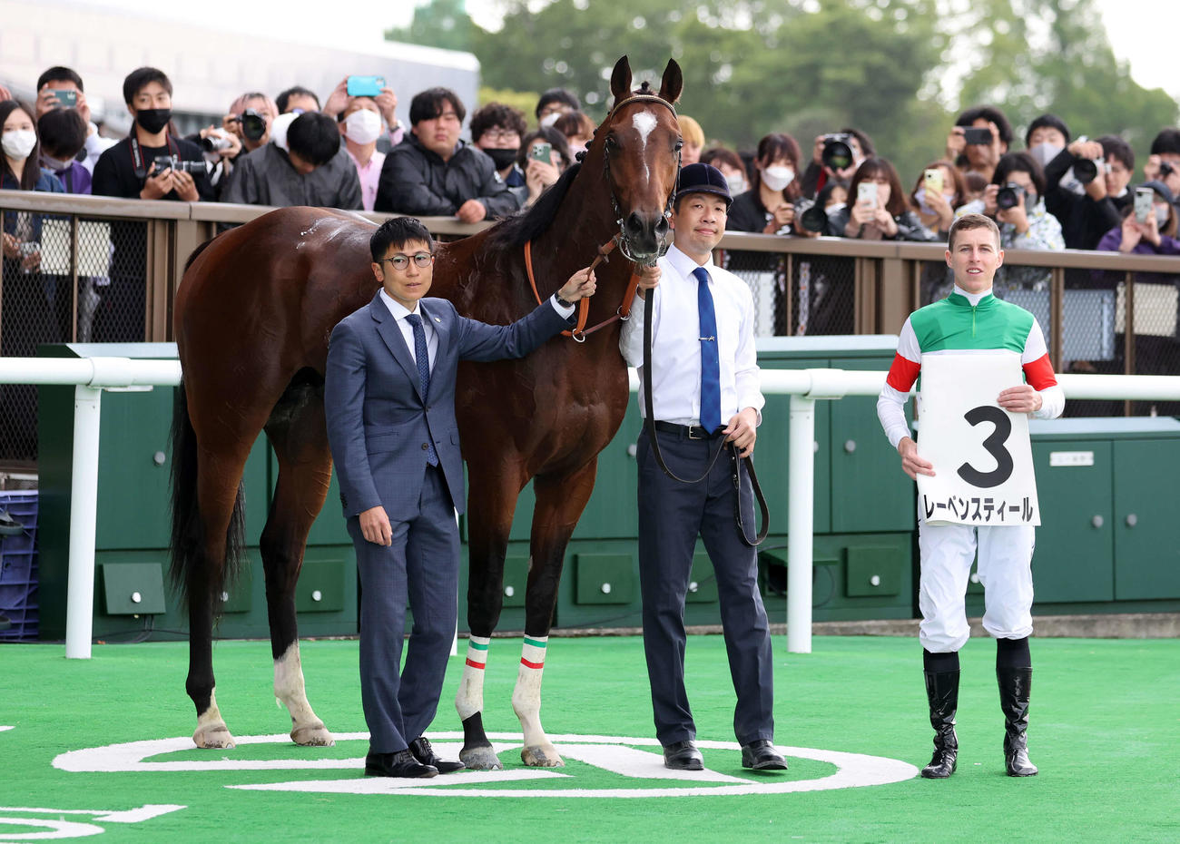 3歳1勝クラスを制したレーベンスティールとD・レーン騎手（撮影・鈴木正人）