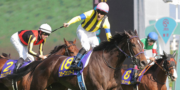 オークスを制したスターズオンアースの馬上でルメール騎手は雄たけび＝2022年5月22日、東京競馬場