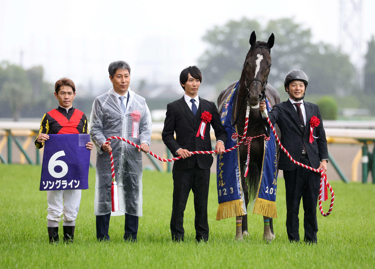 ヴィクトリアMを制したソングラインと戸崎圭太騎手（撮影・鈴木正人）