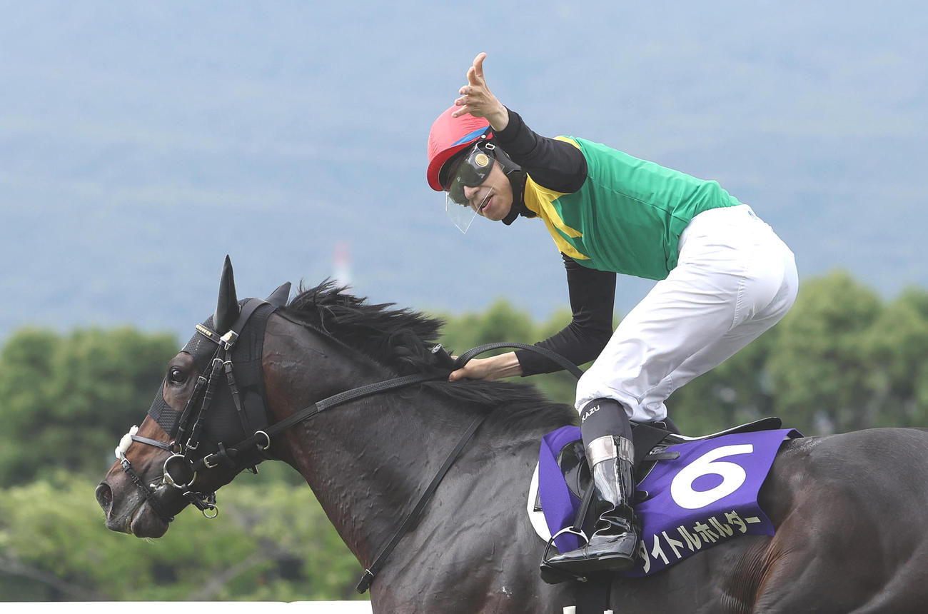 昨年の宝塚記念を制したタイトルホルダーと横山和生騎手（2022年6月26日撮影）