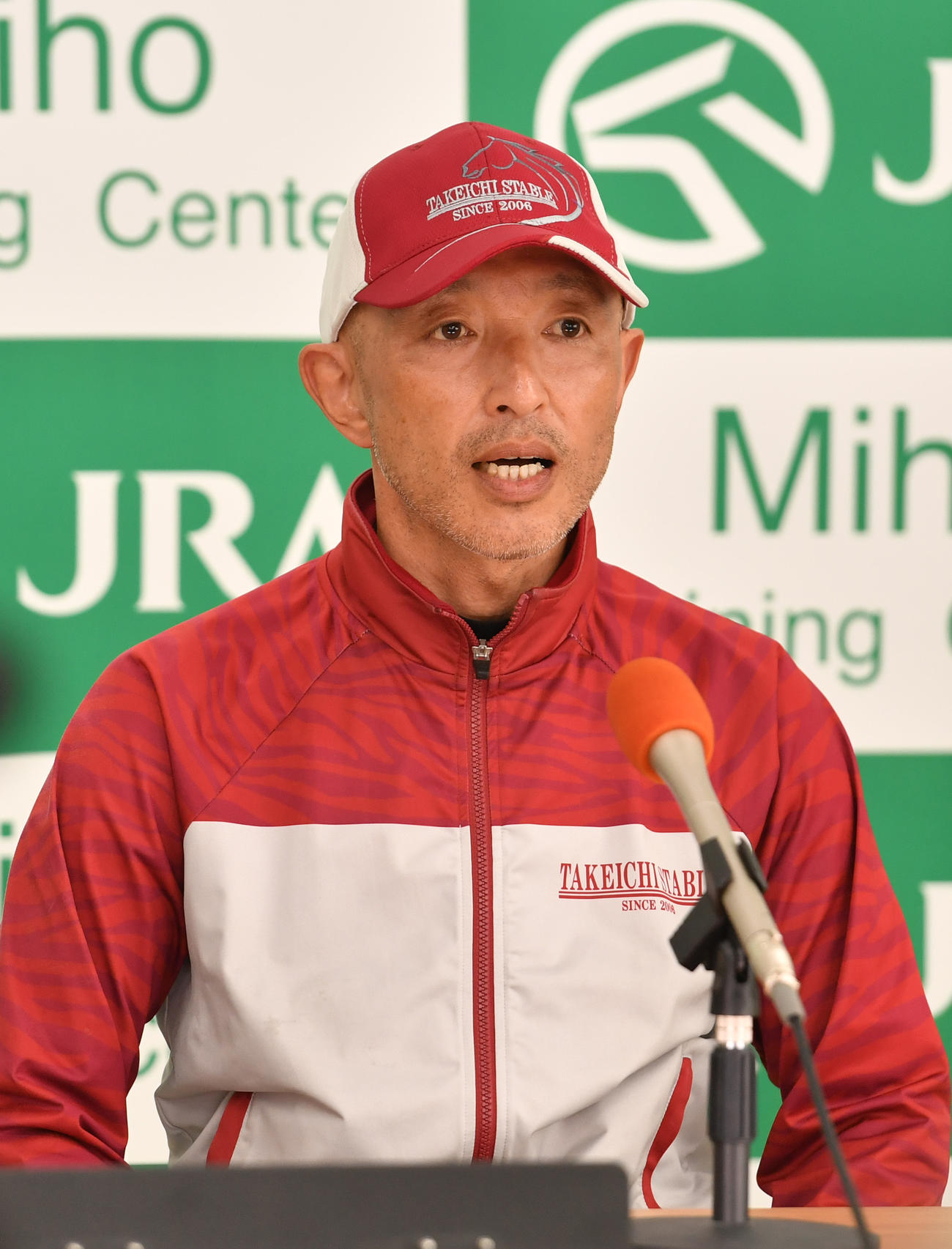 会見する武市師（撮影・柴田隆二）