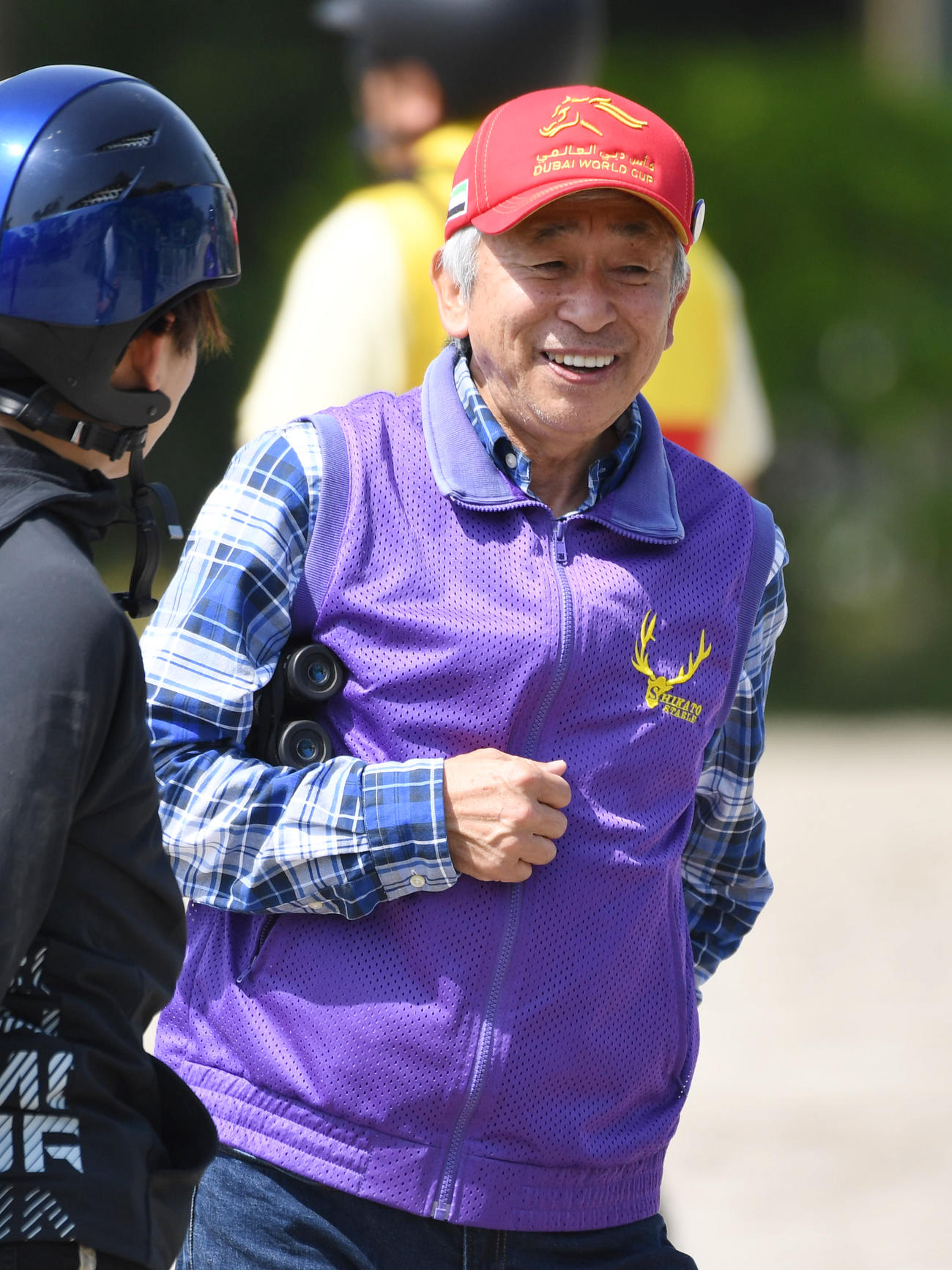 笑顔を見せる鹿戸調教師（撮影・柴田隆二）