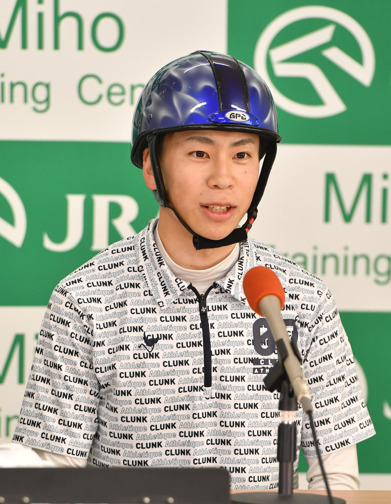 ペリファーニアの追い切りの後、会見する横山武騎手（撮影・柴田隆二）