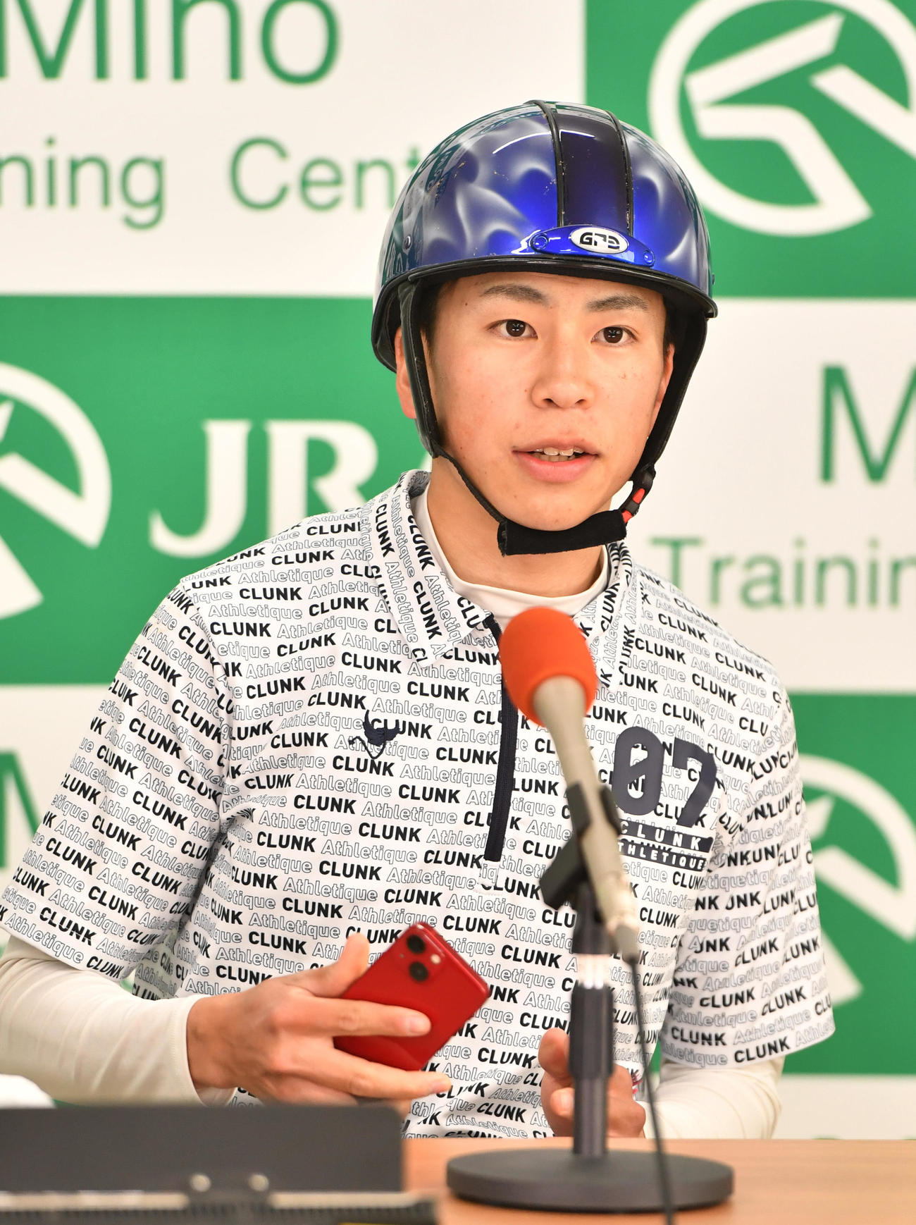 ペリファーニアの追い切りの後、会見する横山武騎手（撮影・柴田隆二）