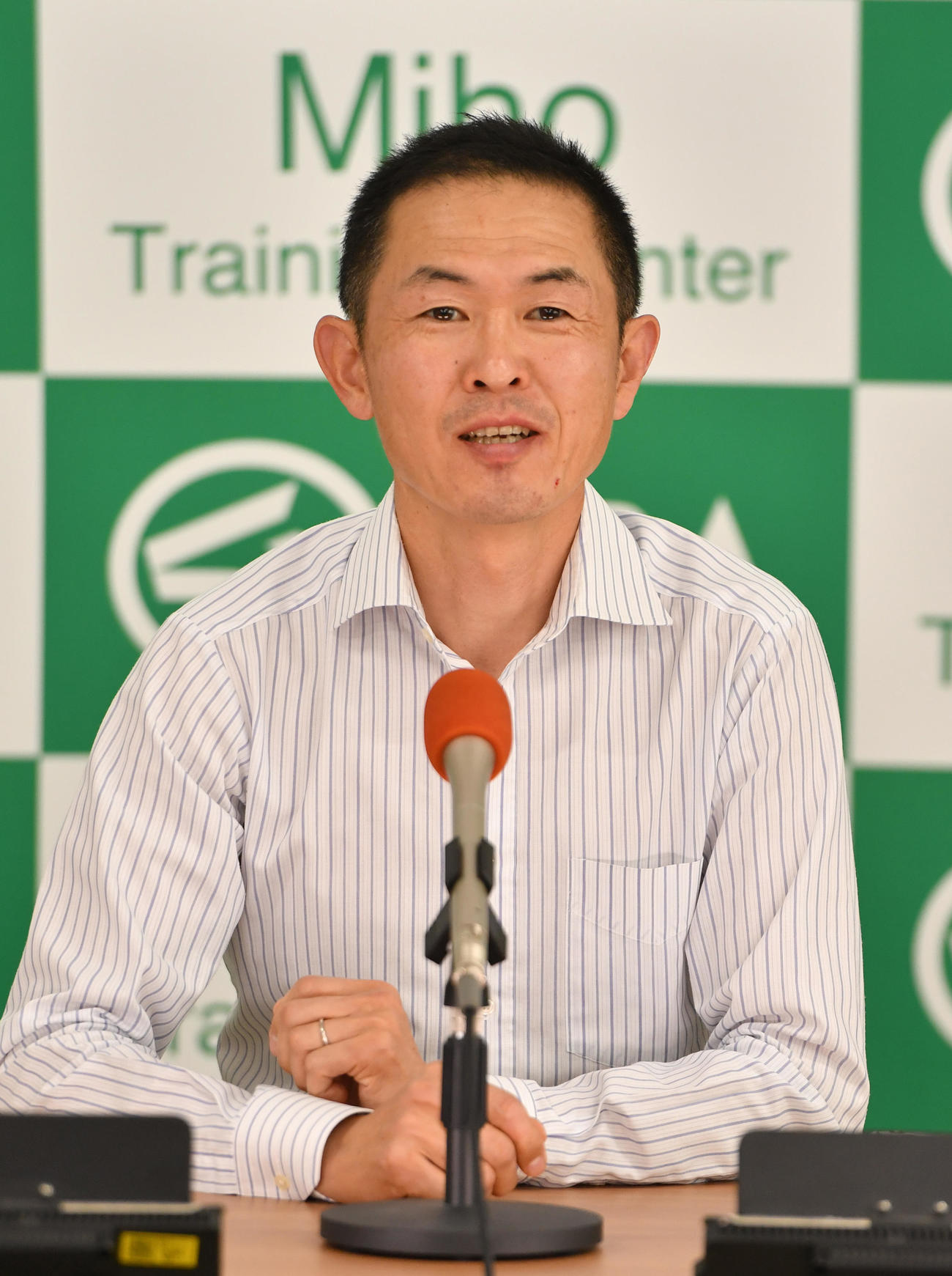 ヒップホップソウルについて会見する木村調教師（撮影・柴田隆二）