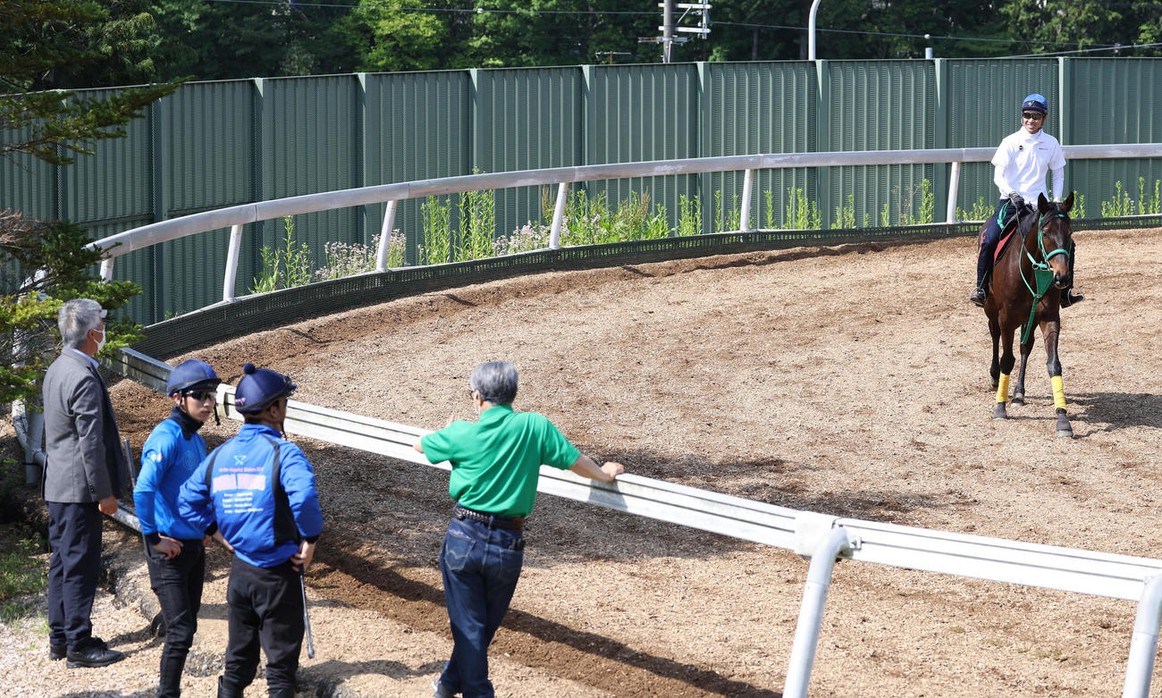 ソーダズリングに騎乗する武豊騎手に話しかける藤沢和雄元調教師（左端）（撮影・白石智彦）