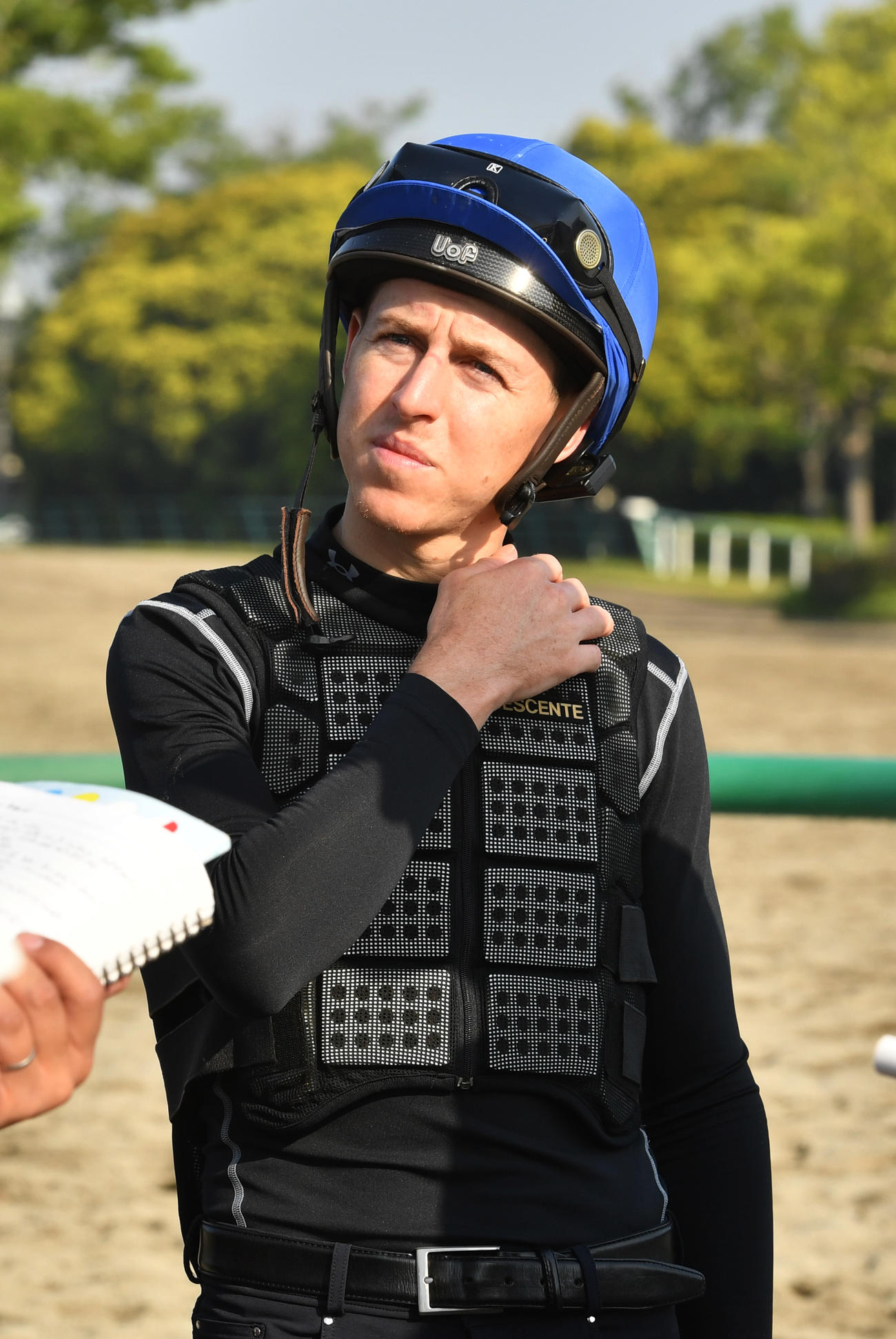 追い切りを終えたタスティエーラのレーン騎手は記者の質問に答える（撮影・柴田隆二）