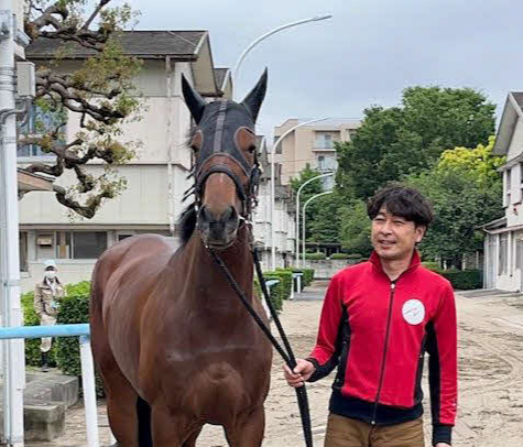 東京競馬場に到着したリバティアイランドと松崎助手