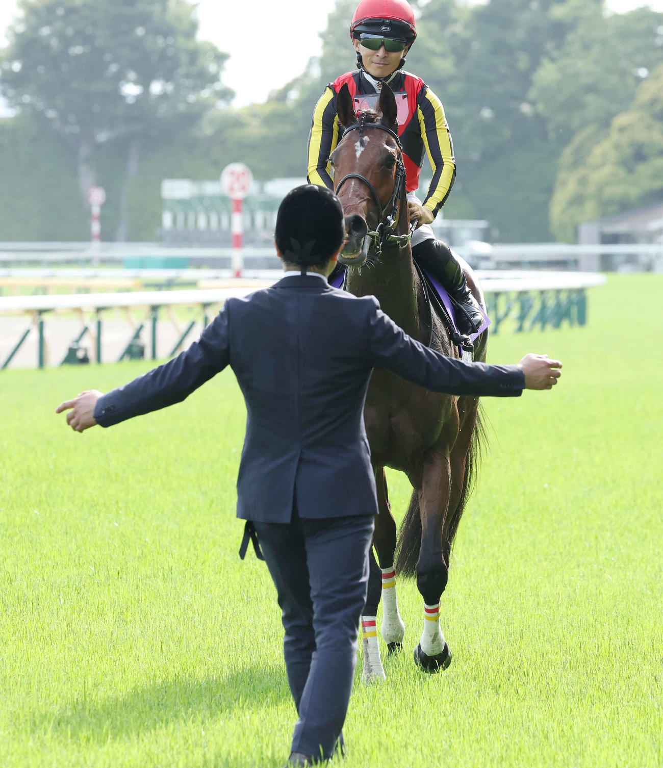 2冠を達成したリバティアイランドと川田騎手のもとに駆け寄るスタッフ（撮影・丹羽敏通）