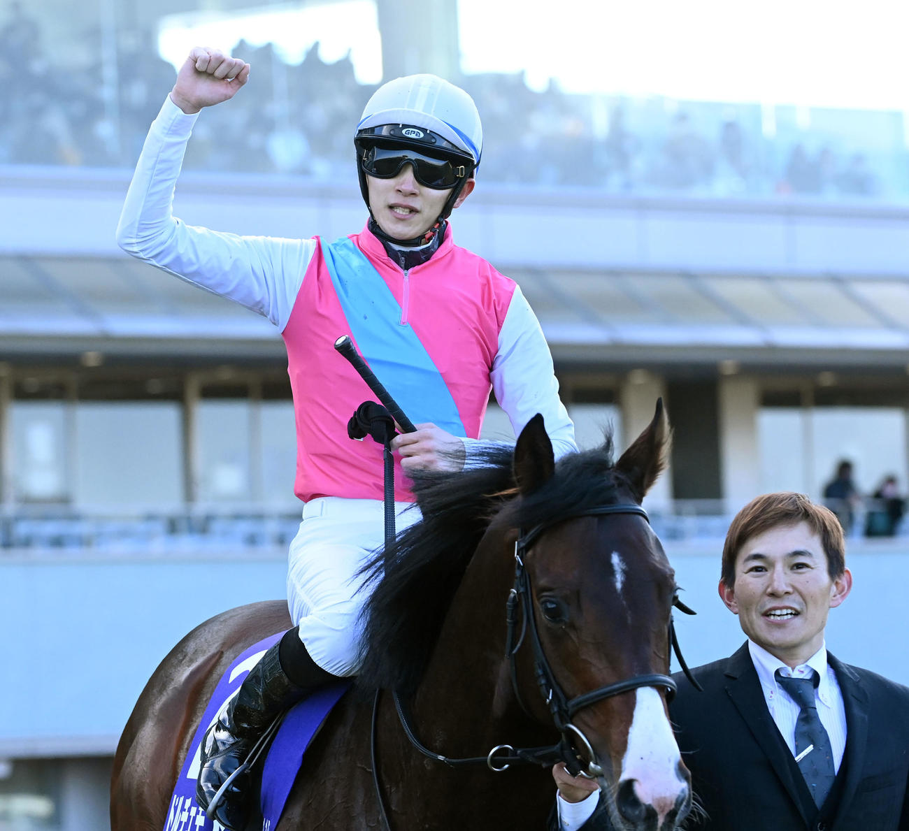 ドルチェモアで朝日杯FSを制しガッツポーズを見せる坂井騎手（2022年12月18日撮影）