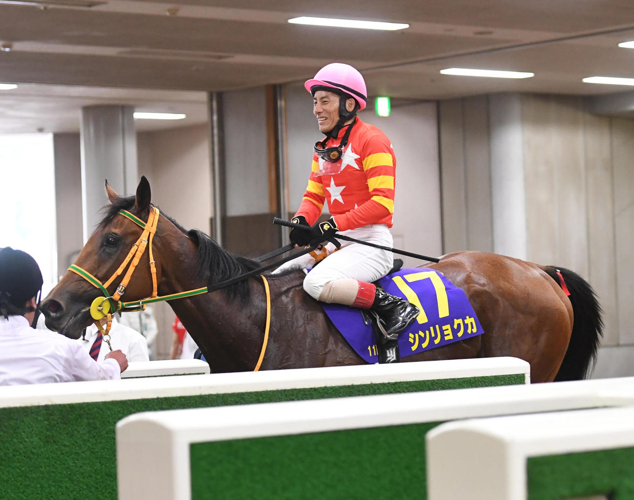 オークスで5着に敗れたシンリョクカと吉田豊騎手（撮影・柴田隆二）