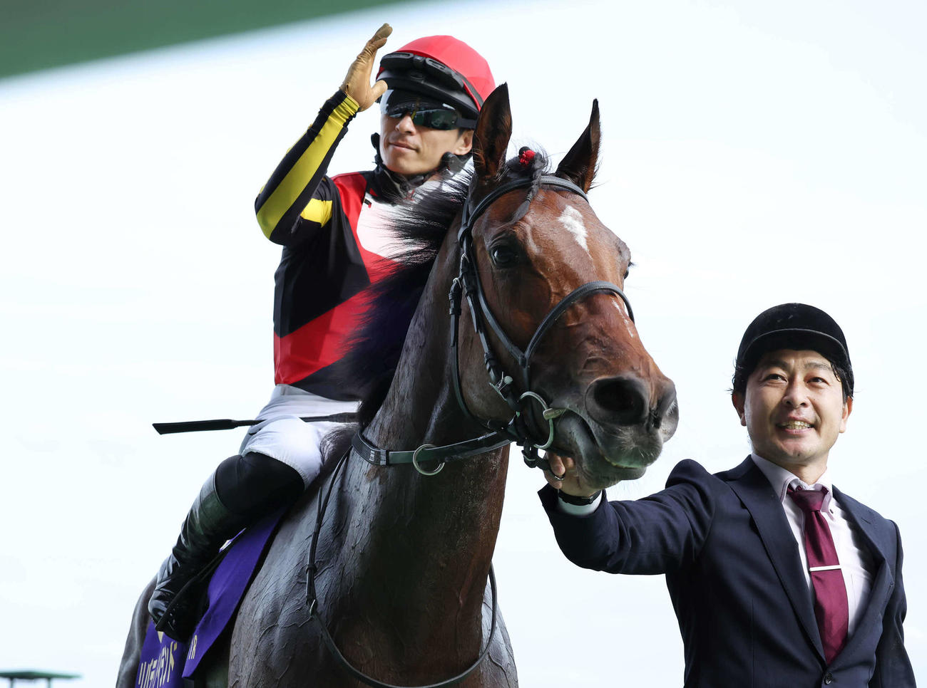 リバティアイランドでオークスを制してファンの声援に応える川田騎手（撮影・丹羽敏通）