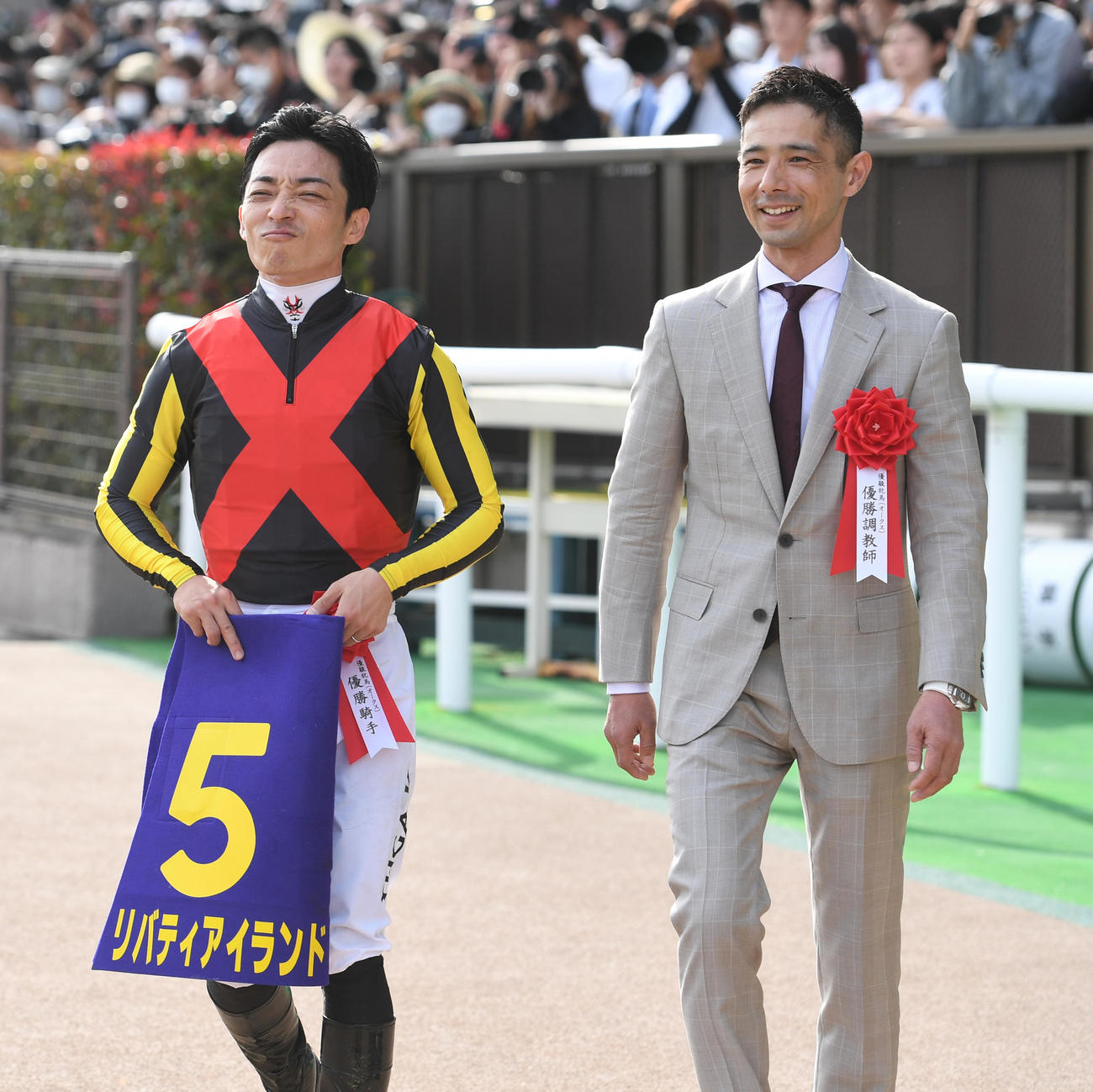 オークスを制したリバティアイランドの川田騎手（左）と中内田調教師（撮影・柴田隆二）