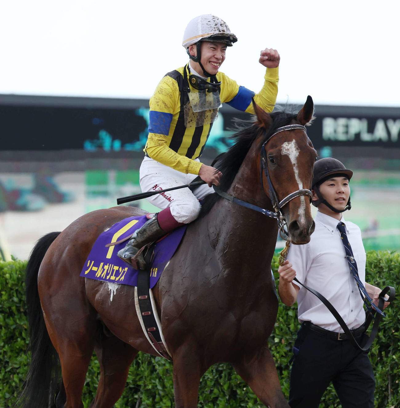 4月16日、ソールオリエンスで皐月賞を制して喜ぶ横山武史騎手