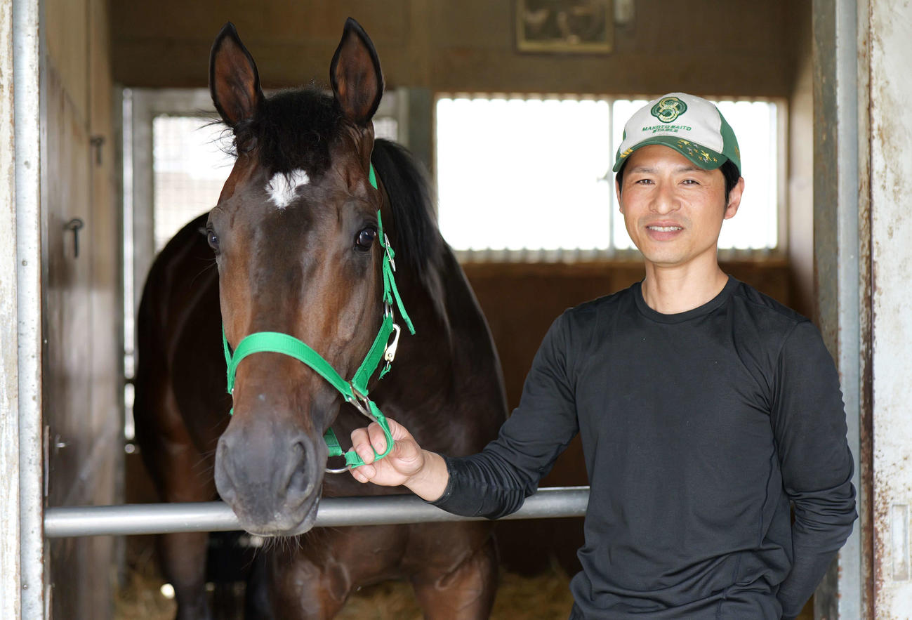 リラックスした表情を浮かべるメタルスピードと小原助手（撮影・阿部泰斉）