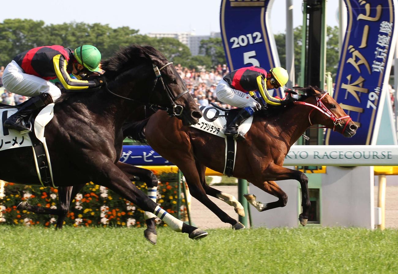 12年、フェノーメノ（左）を鼻差で抑え、日本ダービーを制するディープブリランテ