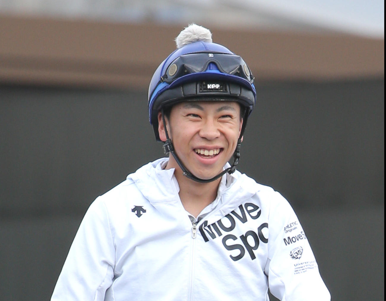笑顔を見せる横山武史騎手（20年8月6日撮影）