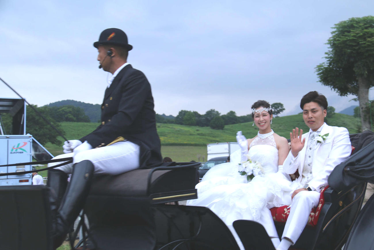 19年シンザンフェスティバルでの馬上結婚式。馬車に乗って入場する（実行委員会提供）