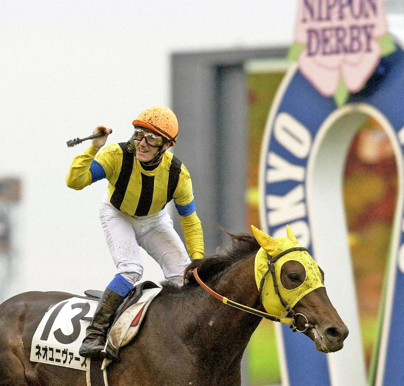 03年6月、ネオユニヴァースでダービーを制したミルコ・デムーロ騎手はガッツポーズ