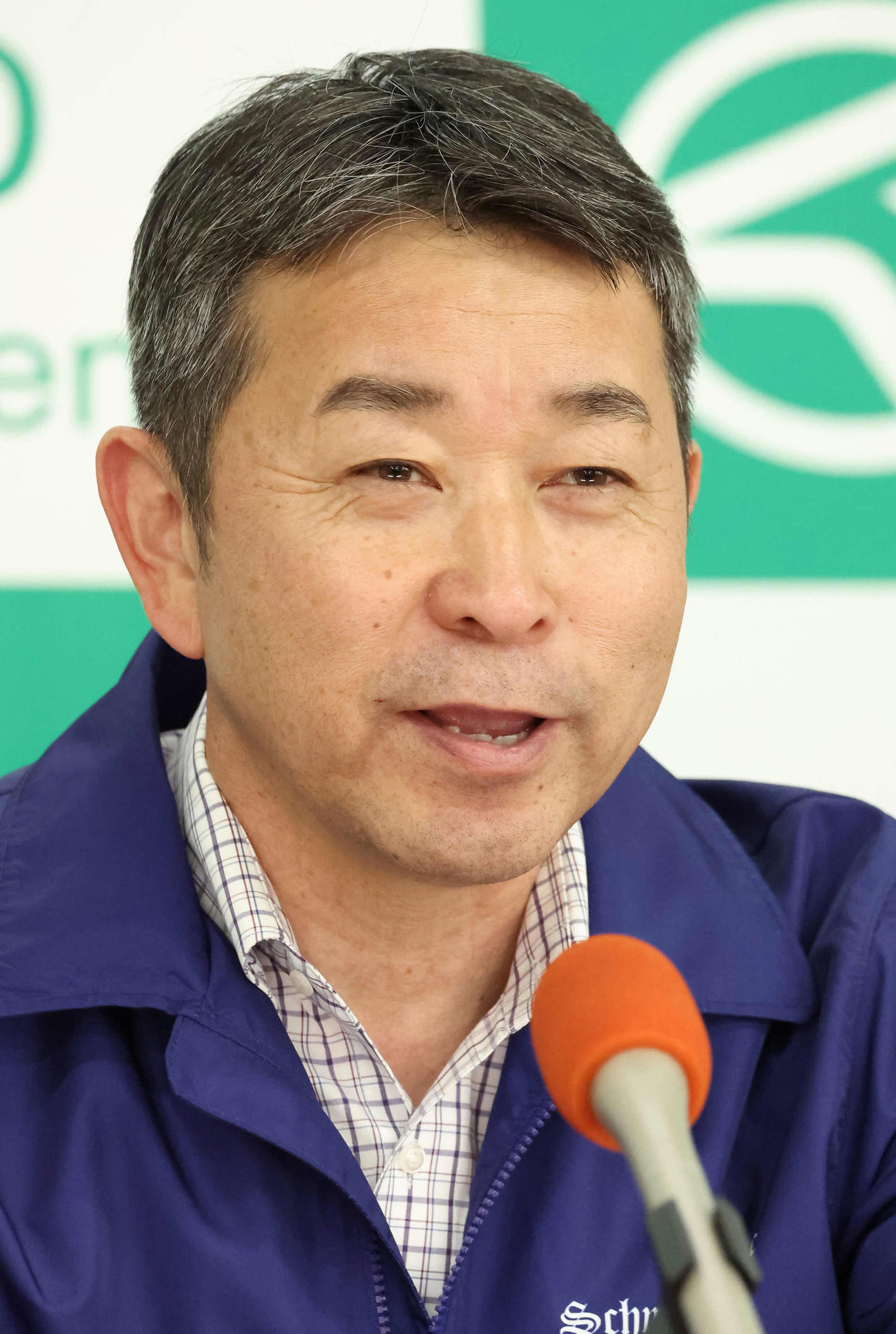 ソールオリエンスの追い切りを終えて記者会見する手塚師（撮影・丹羽敏通）