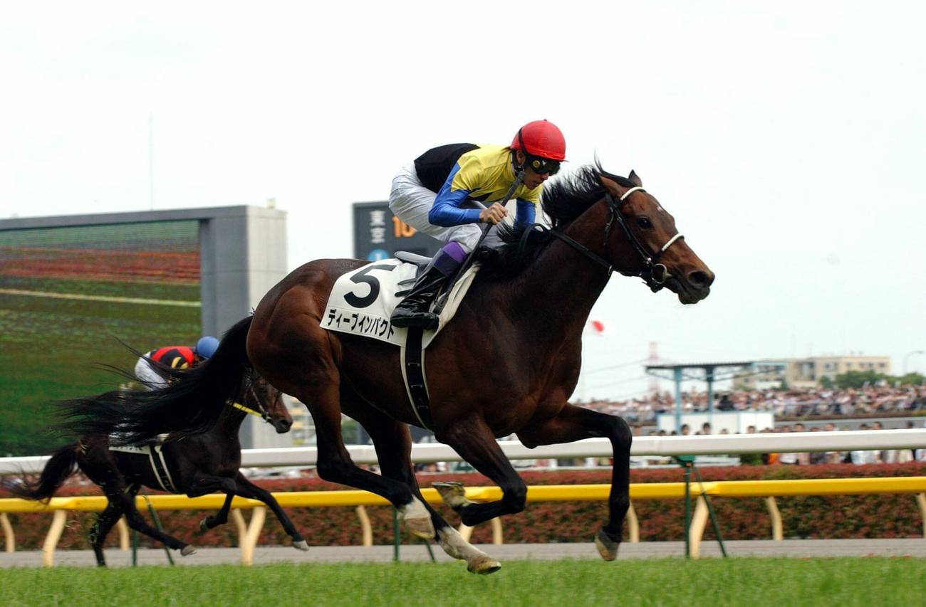 05年、直線抜け出したディープインパクトは5馬身差の圧勝でダービーを制した