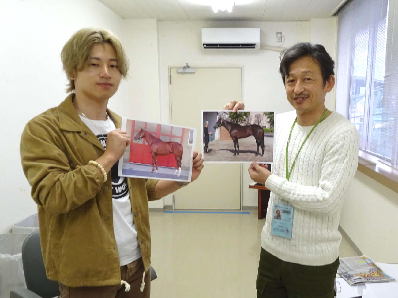 本命馬の写真を手にするヤマコウ（右）と山口拳矢