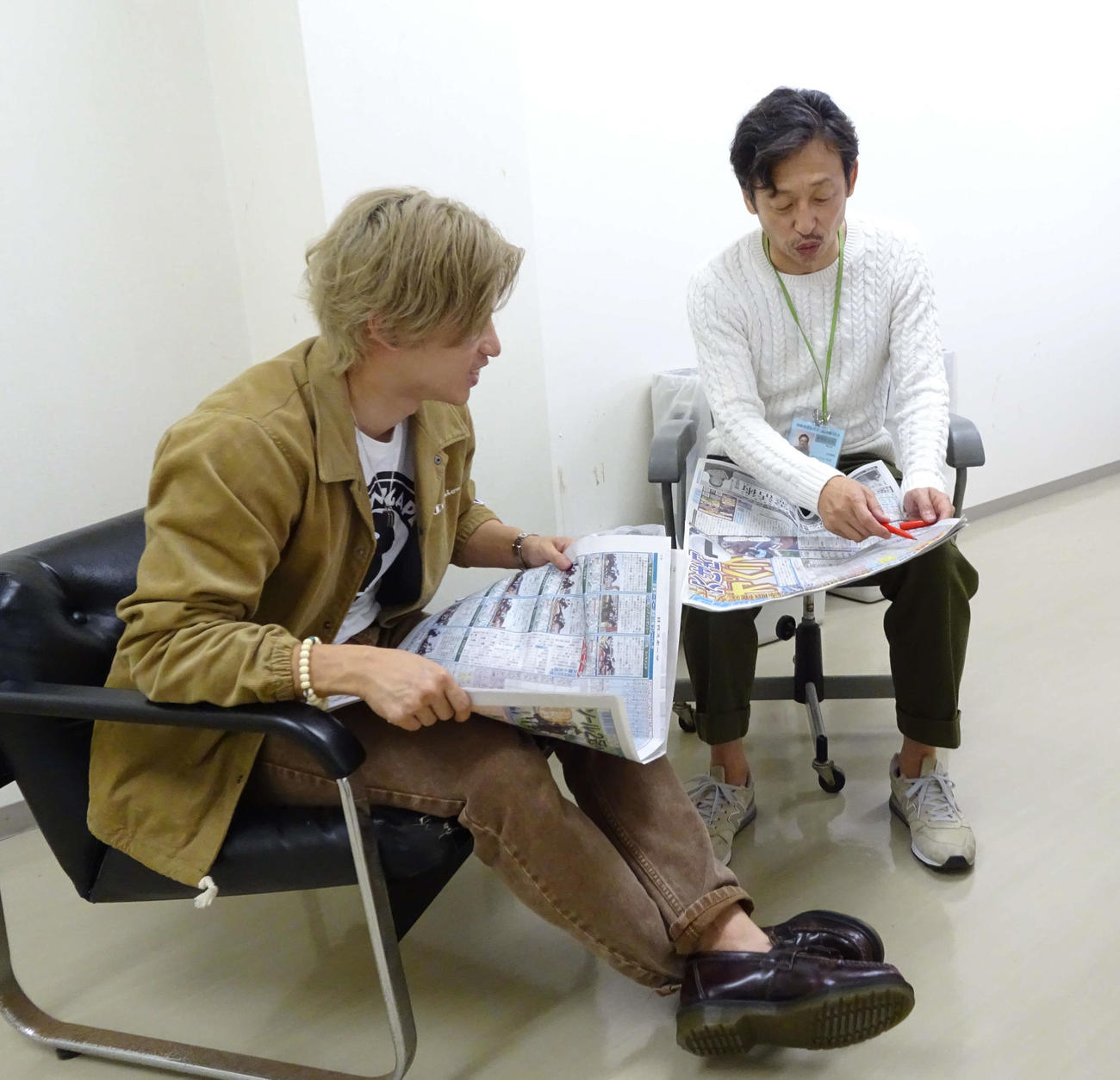ダービー予想をするヤマコウ（右）と山口拳矢