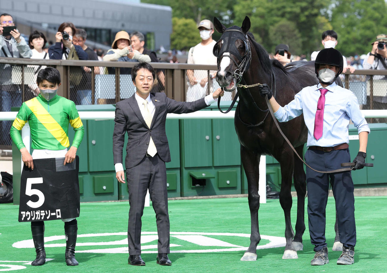 東京9R富嶽賞を制したアウリガテソーロの口取りをする佐々木騎手と加藤士師（撮影・丹羽敏通）