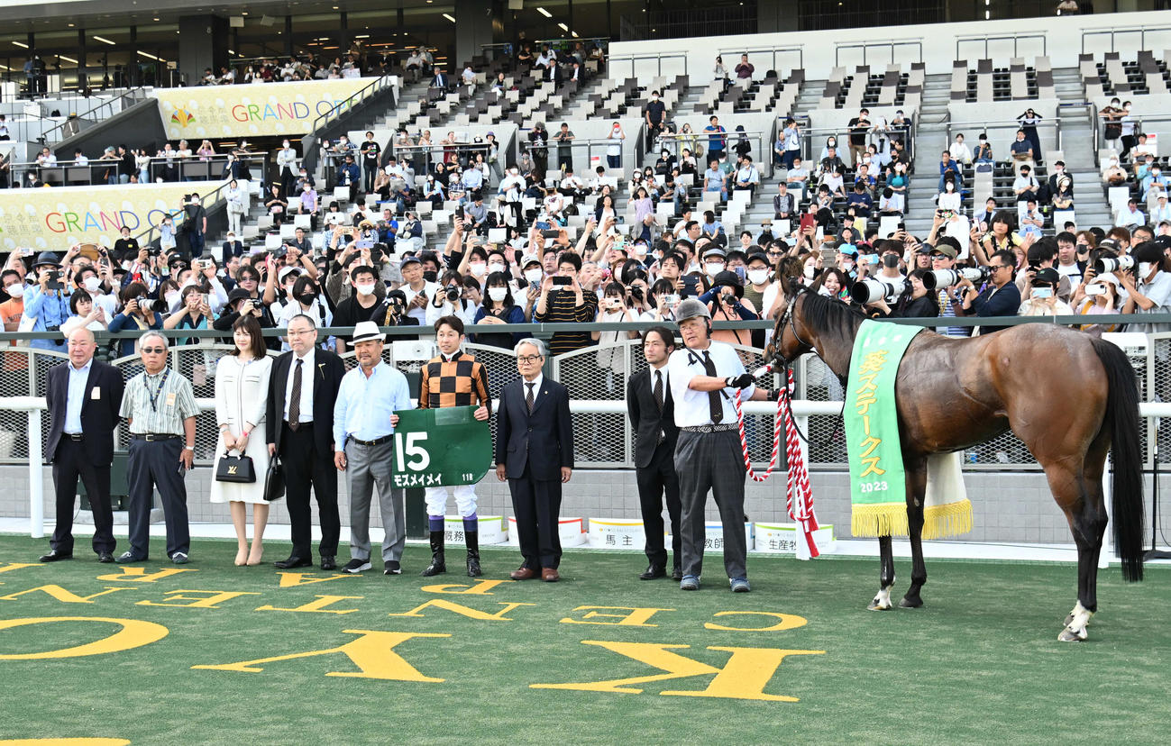 葵ステークスを制したモズメイメイ、口取りに並ぶ武豊騎手（右から4人目）ら（撮影・石井愛子）