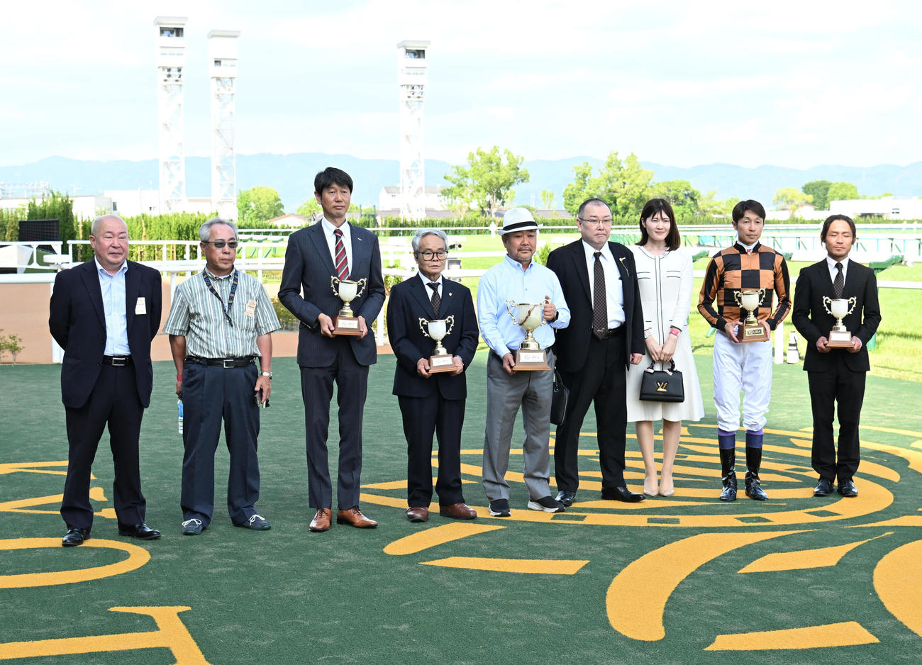 葵ステークスを制し記念撮影する武豊騎手（右から2人目）、音無調教師（左から4人目）（撮影・石井愛子）