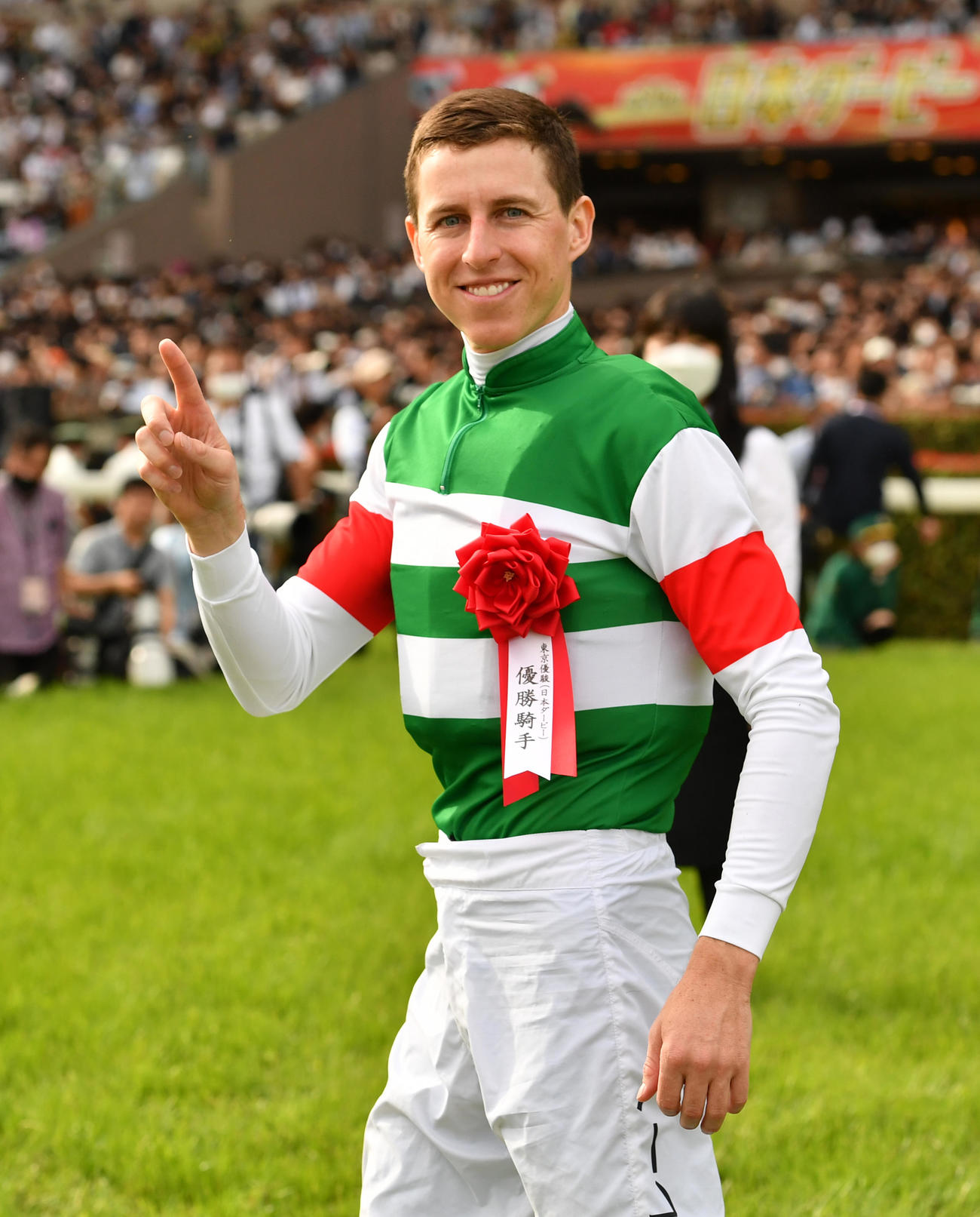 ダービーを制したタスティエーラのレーン騎手はNo．1ポーズする（撮影・柴田隆二）