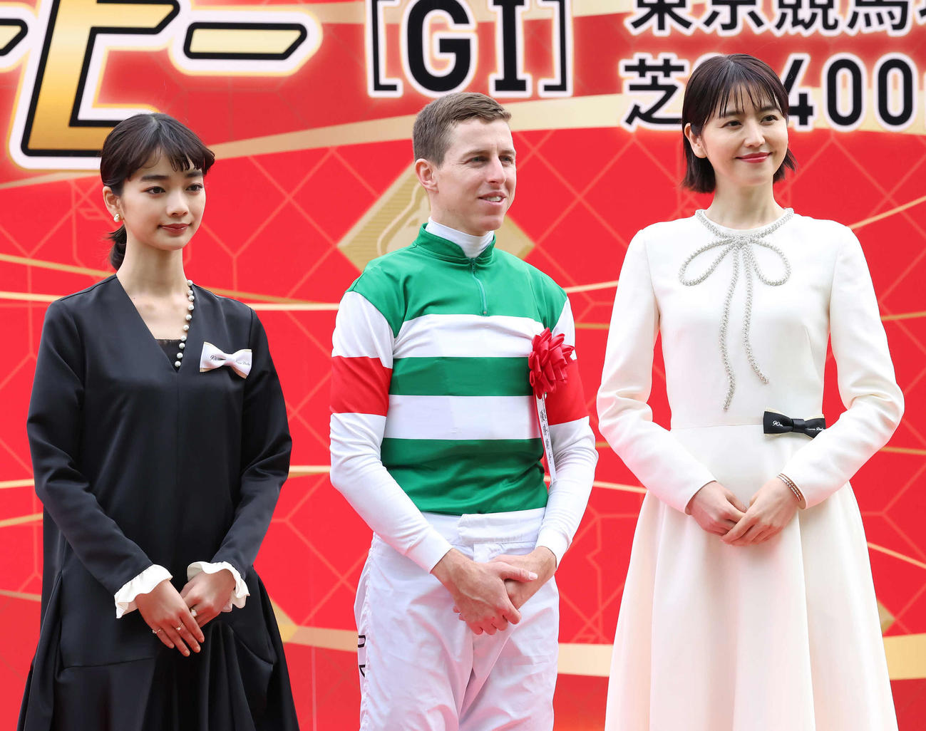 日本ダービーを制してプレゼンターの見上愛（左）、長澤まさみと写真に納まるレーン騎手（撮影・丹羽敏通）