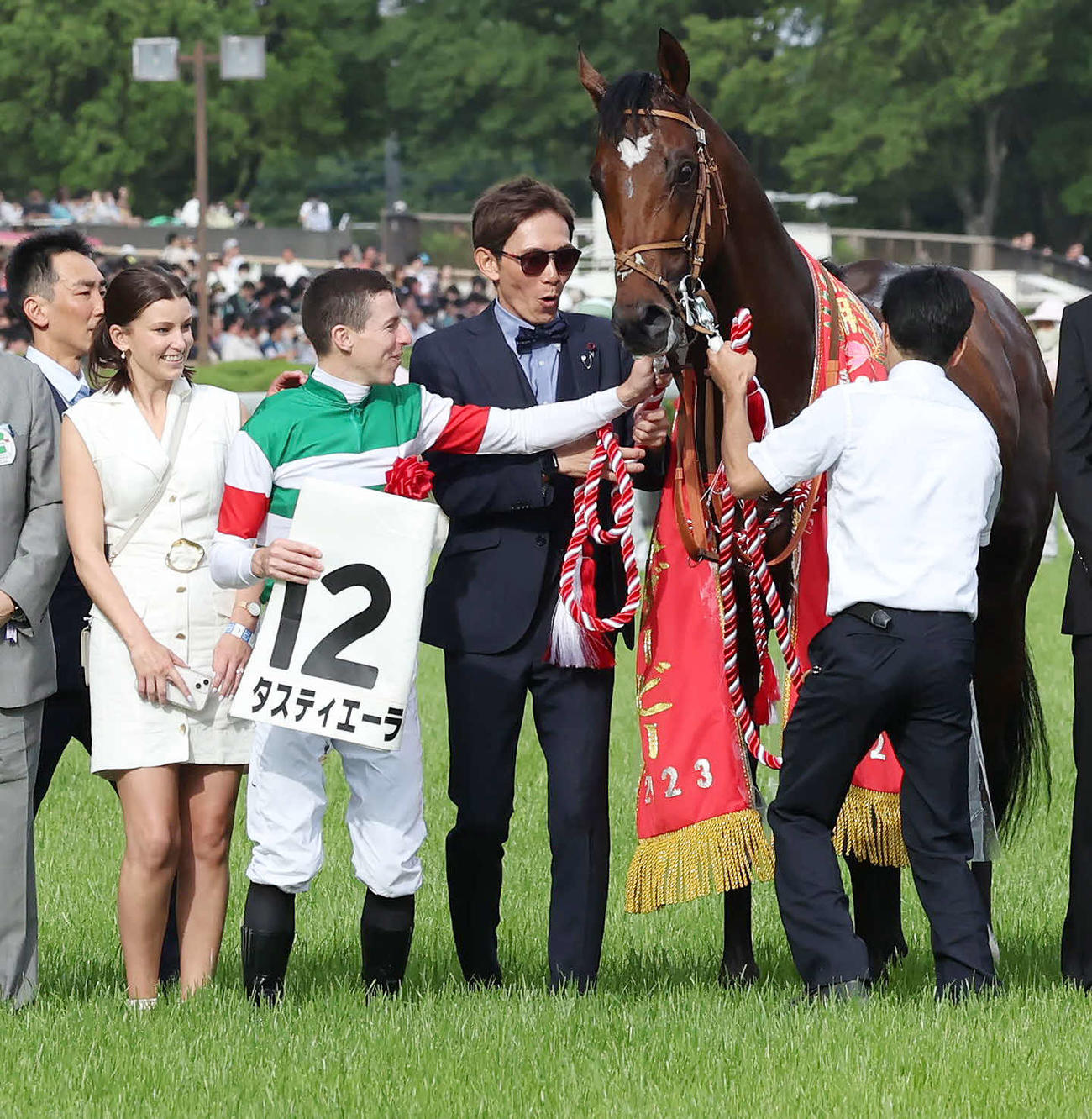 日本ダービーを制したタスティエーラをねぎらうレーン騎手（左から3人目）（撮影・丹羽敏通）