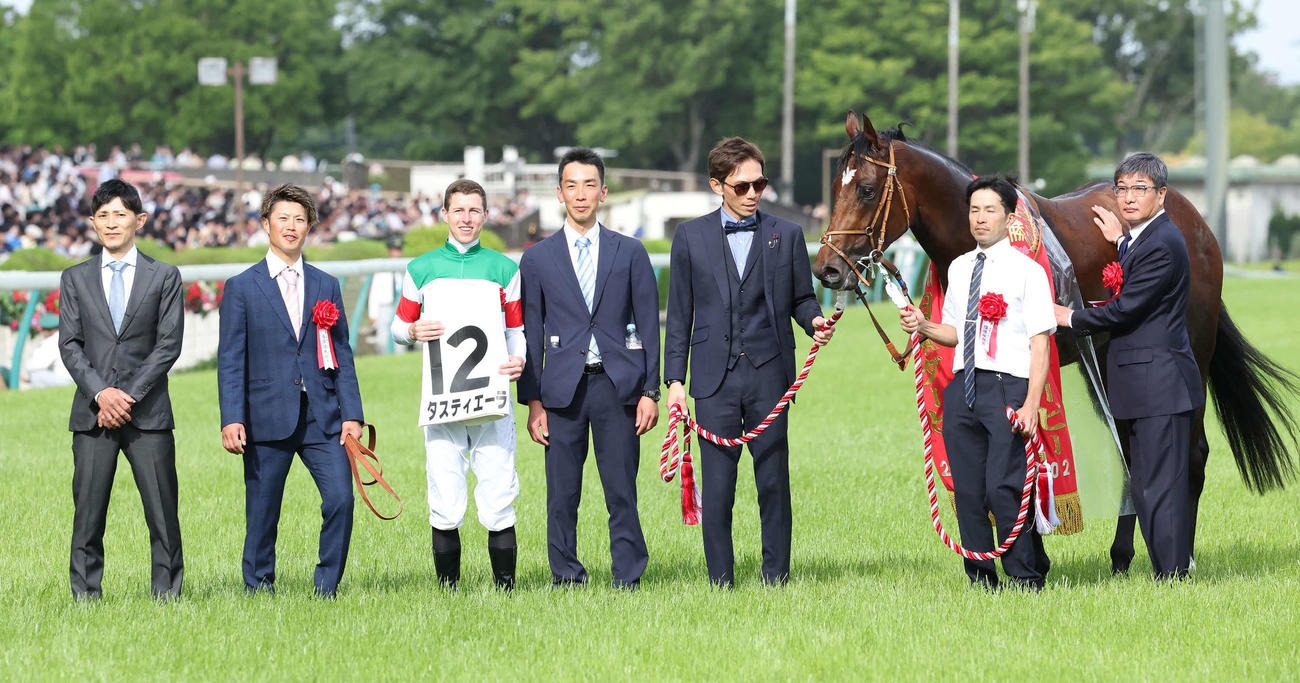 日本ダービーを制したタスティエーラの口取りをするレーン騎手（左から3人目）と堀師（撮影・丹羽敏通）