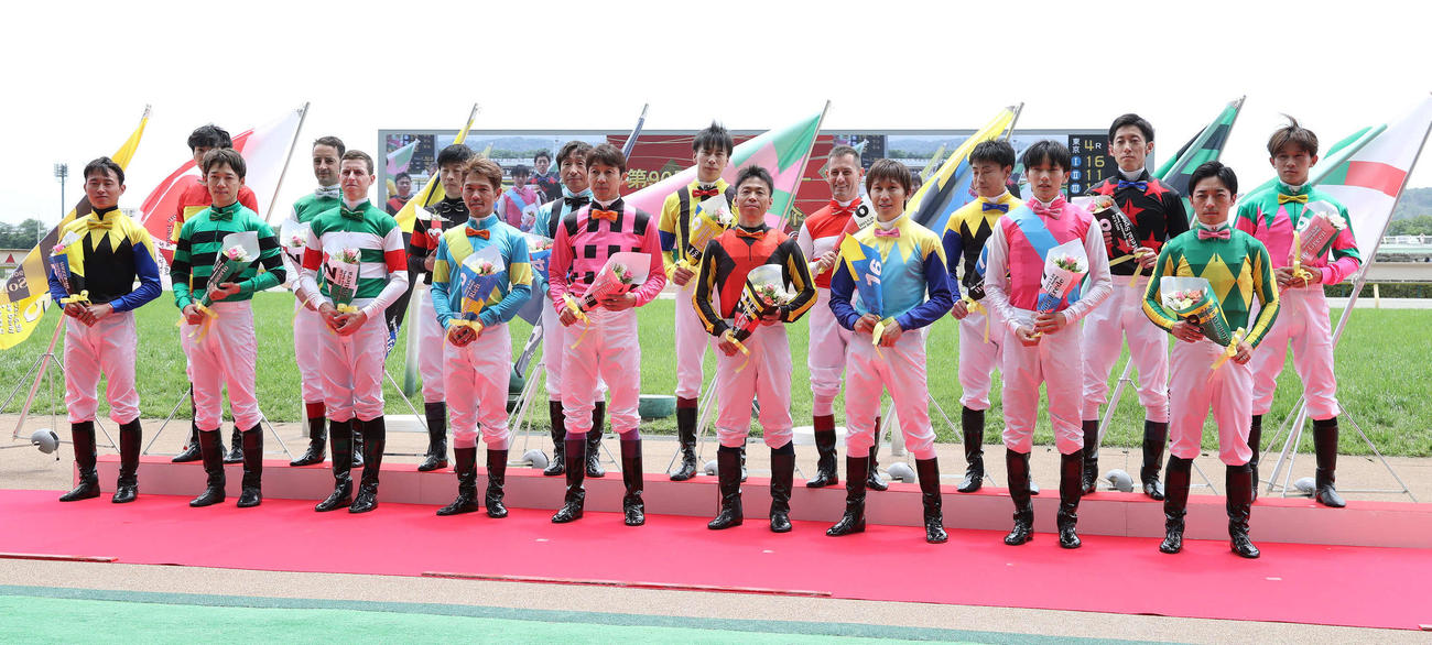 勢ぞろいして写真に納まる第90回日本ダービー騎乗する騎手たち（撮影・丹羽敏通）