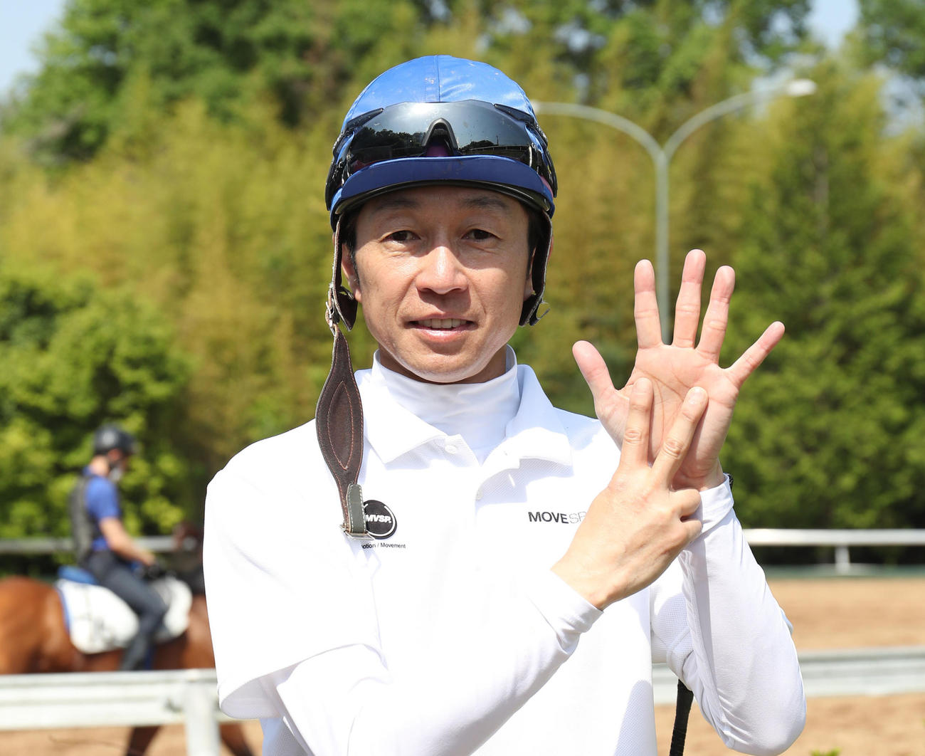 ダービー7勝目に向けて7とポーズをとる武豊騎手（撮影・白石智彦）