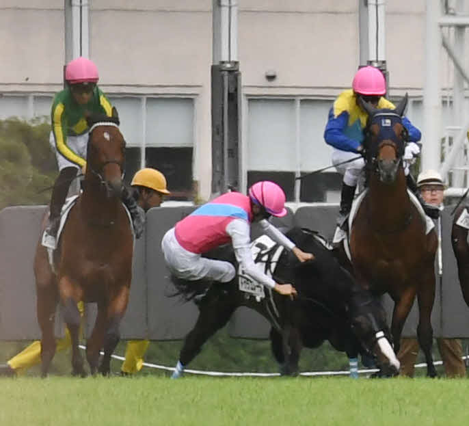 ダービーのスタート直後にドゥラエレーデから落馬する坂井騎手（中央）（撮影・柴田隆二）