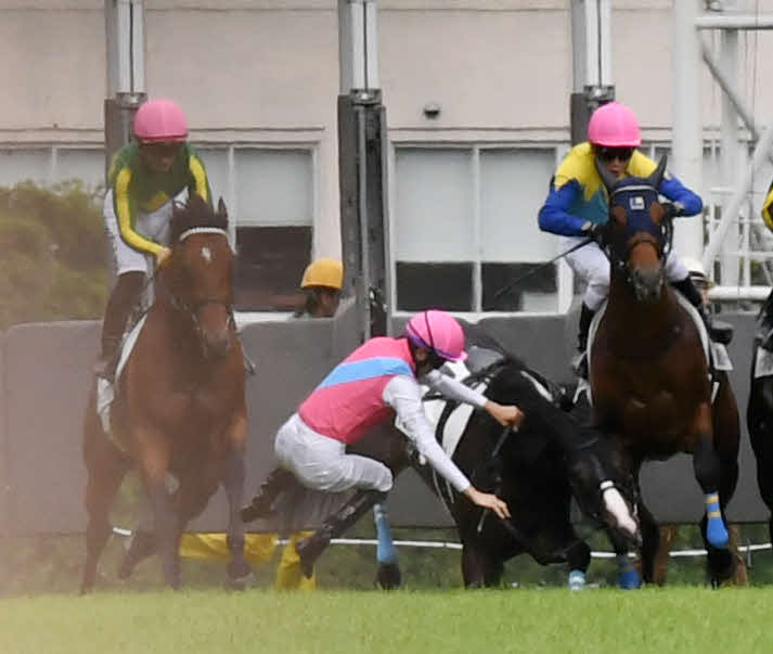 ダービーのスタート直後、ドゥラエレーデから落馬する坂井騎手（中央）（撮影・柴田隆二）
