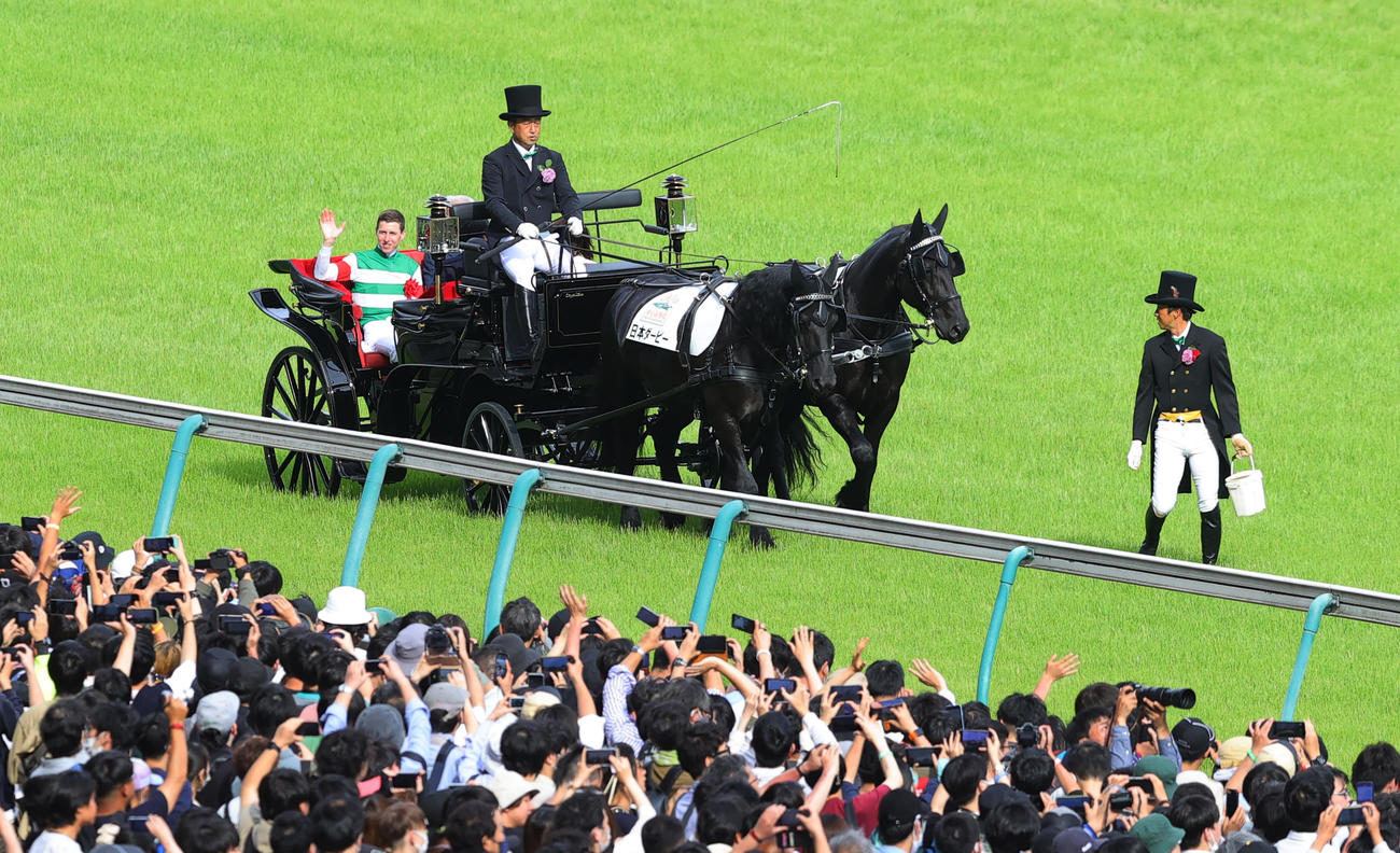 タスティエーラで日本ダービーを制したレーン騎手は、セレモニーに馬車で登場（撮影・野上伸悟）