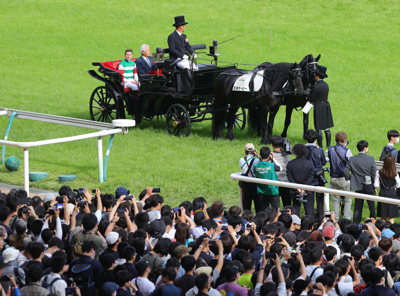 タスティエーラで日本ダービーを制したレーン騎手は、セレモニーに馬車で登場（撮影・野上伸悟）