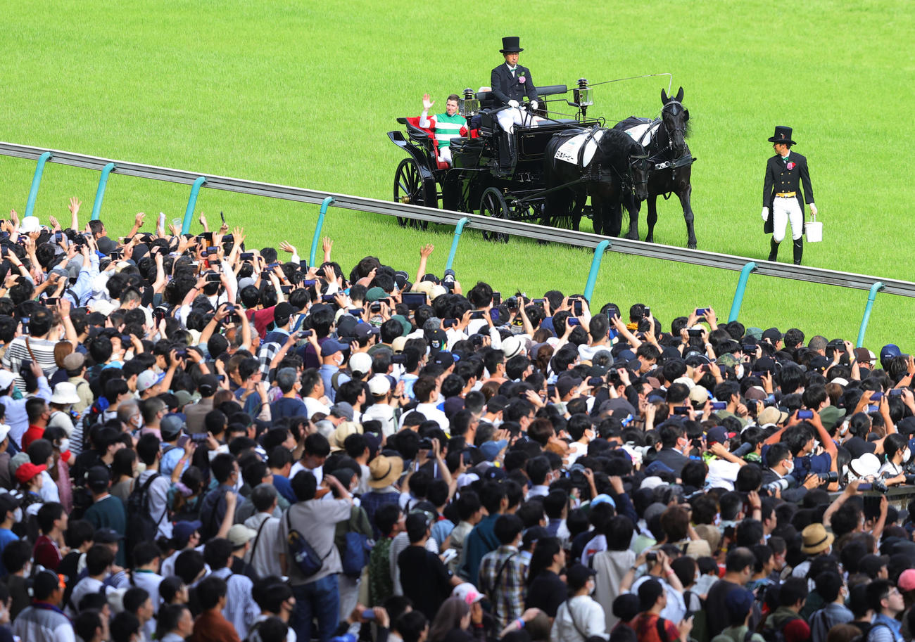 タスティエーラで日本ダービーを制したレーン騎手は、セレモニーに馬車で登場（撮影・野上伸悟）