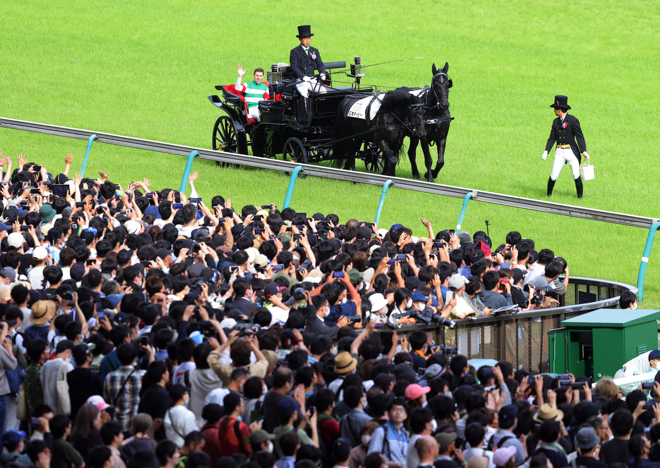 タスティエーラで日本ダービーを制したレーン騎手は、セレモニーに馬車で登場（撮影・野上伸悟）