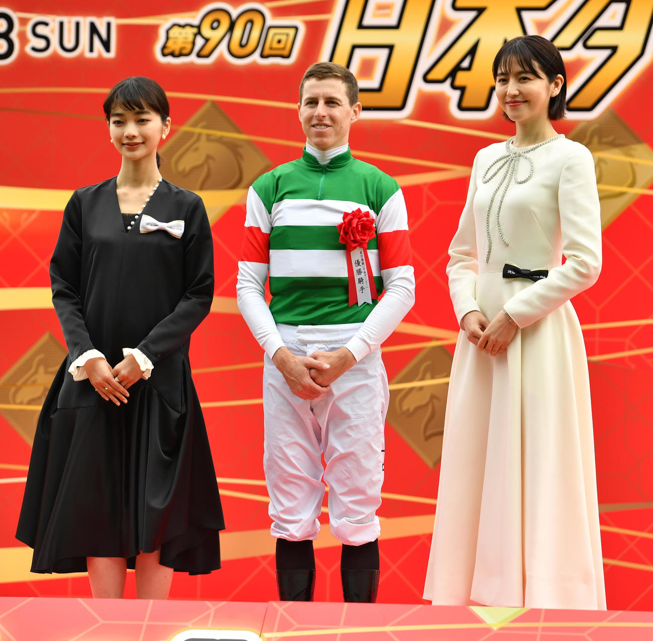 ダービーを制したタスティエーラのレーン騎手（中央）は長澤まさみ（右）、見上愛と記念撮影に納まる（撮影・柴田隆二）