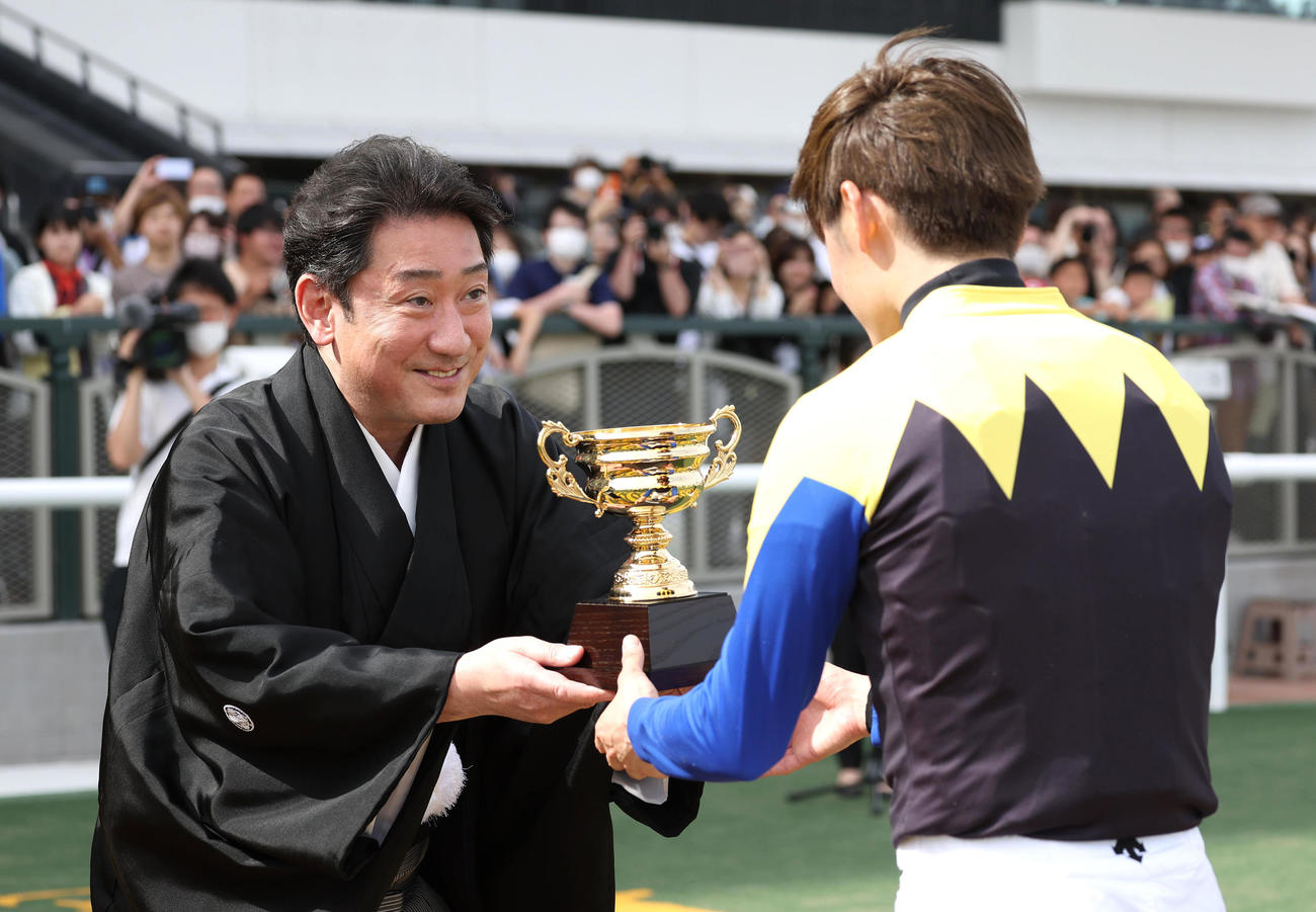 安土城Sを制した鮫島駿騎手（右）にトロフィーを授与するプレゼンターの中村芝翫（撮影・白石智彦）