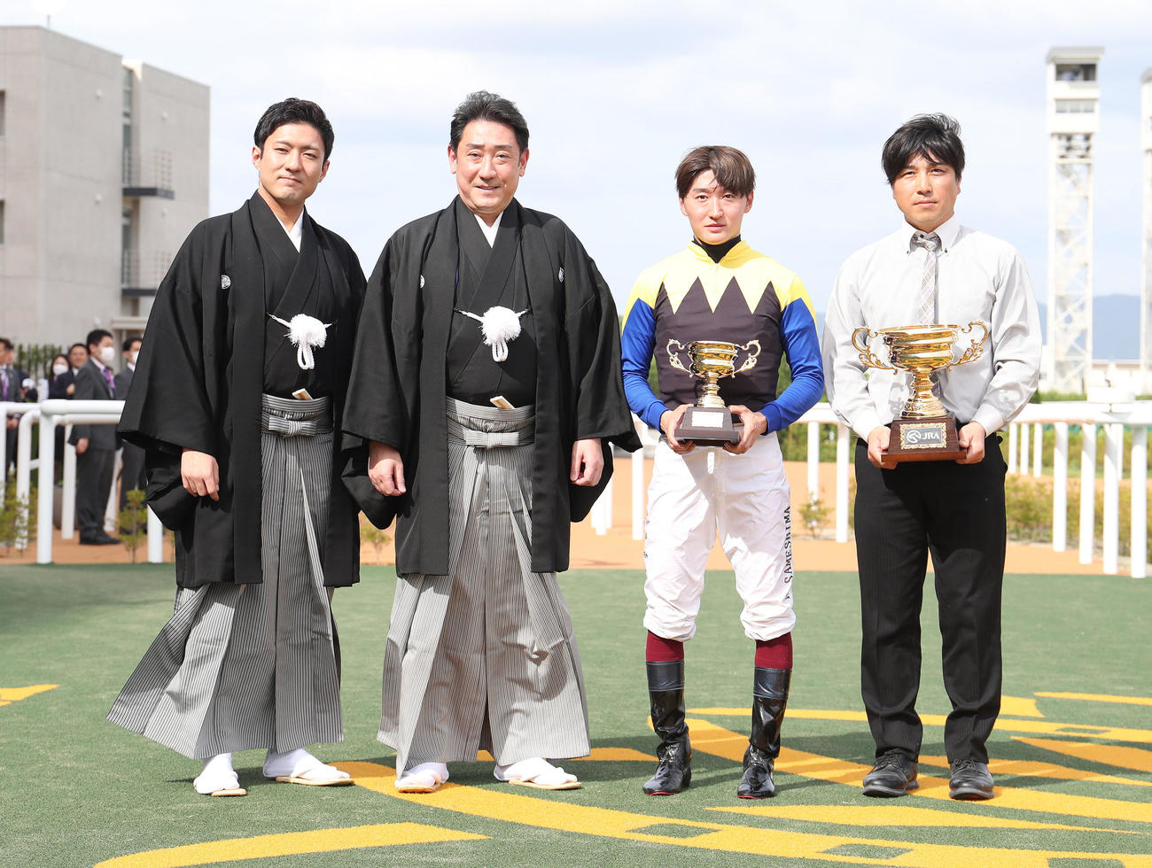 安土城S、記念写真に納まる左から、中村橋之助、中村芝翫、鮫島駿騎手（撮影・白石智彦）