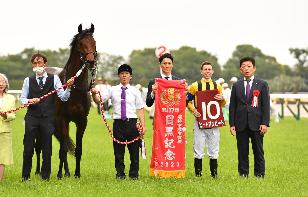 目黒記念を制したヒートオンビート、右から友道調教師、レーン騎手（撮影・柴田隆二）