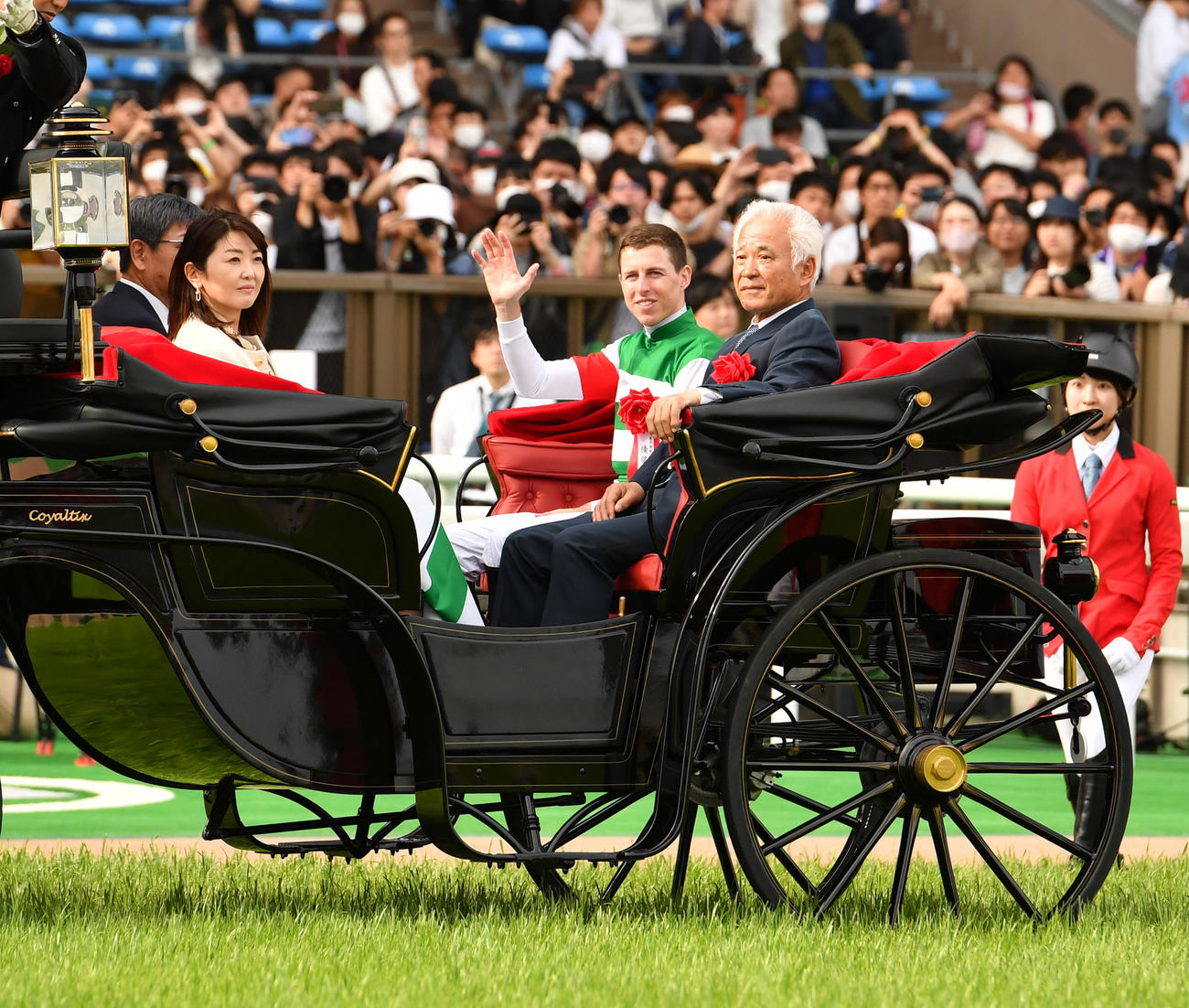 タスティエーラのレーン騎手（中央）はキャロットファームの秋田社長と馬車で登場した（撮影・柴田隆二）