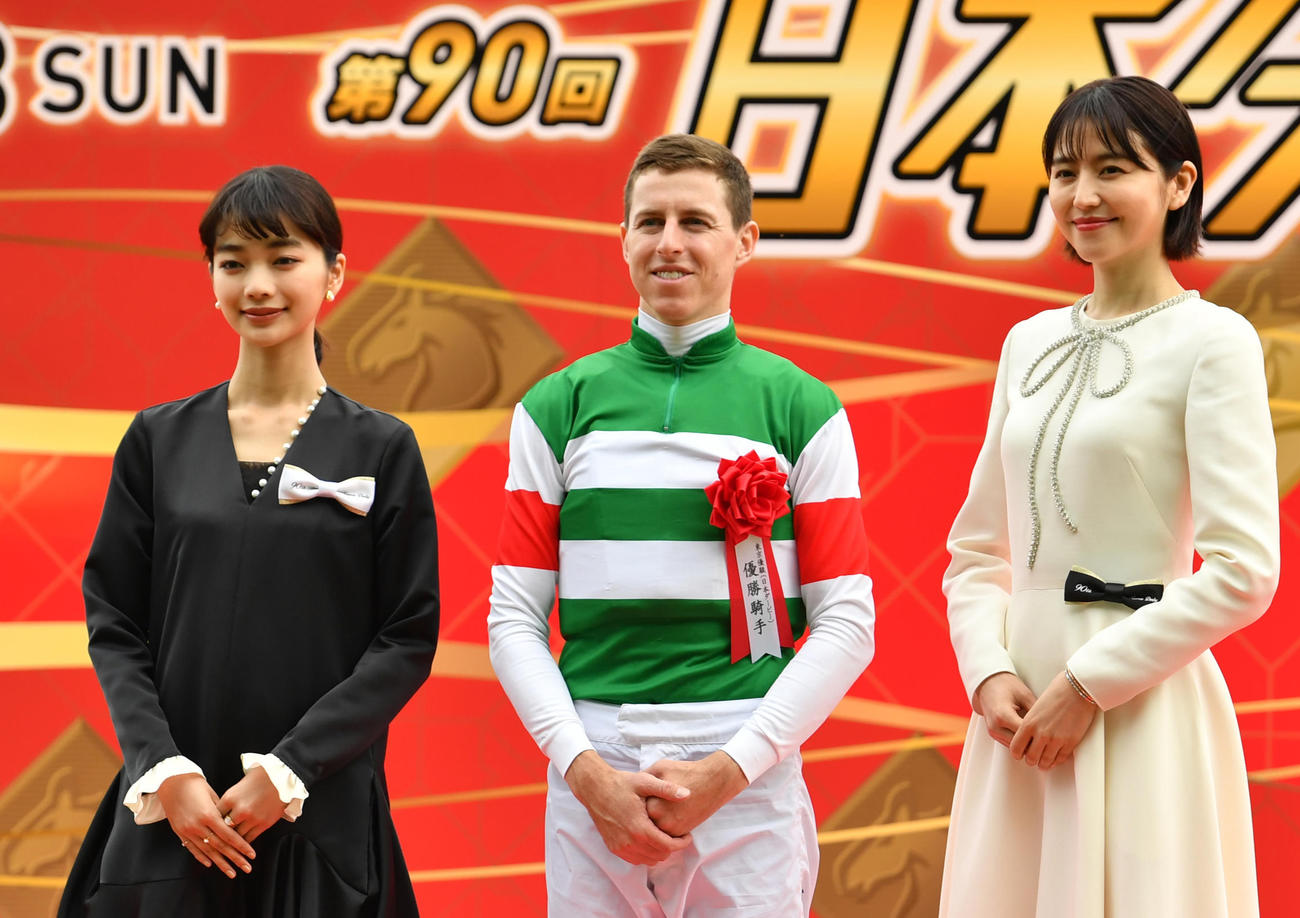 ダービーを制したレーン騎手（中央）は長澤まさみ（右）、見上愛と記念撮影（撮影・柴田隆二）